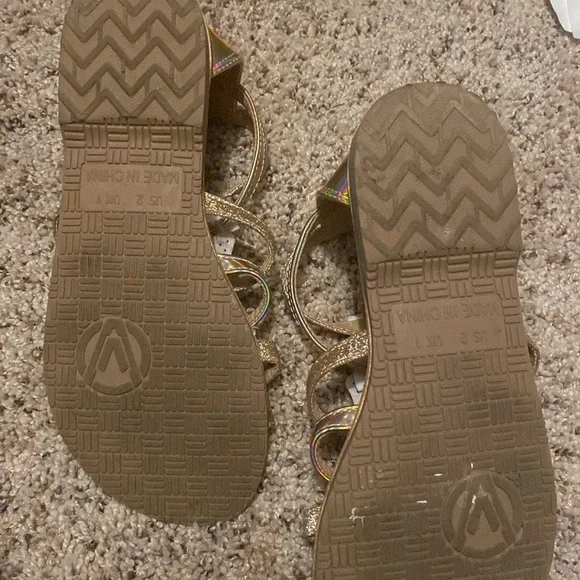 Used in great condition iridescent/rose gold/ tan Butterfly and flower detail - Picture 3 of 3